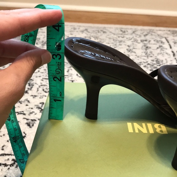 Gianni Bini Brown leather heels. - Picture 4 of 4